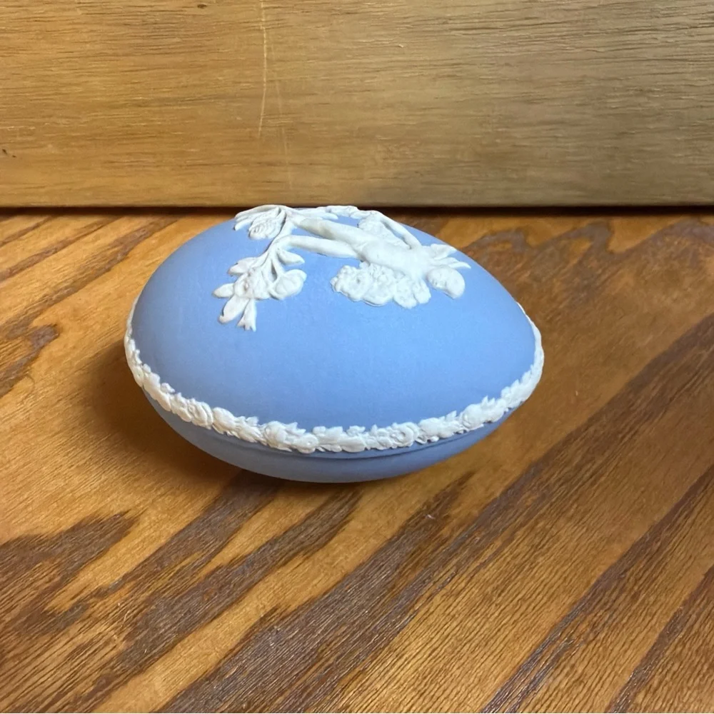 Vintage Wedgwood Jasperware egg-shaped porcelain trinket box in blue with white